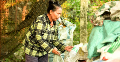 Người phụ nữ nhặt ve chai gồng gánh nuôi chồng con bệnh tật