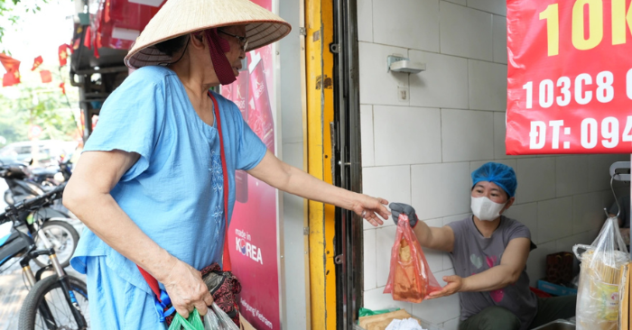 Tiệm bánh rán 2 mét vuông giữa lòng Hà Nội bán nghìn chiếc mỗi ngày