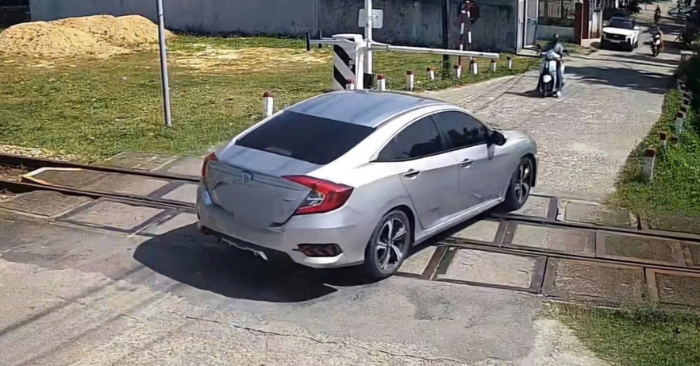 Lý do người dân vẫn liều mình vượt rào chắn đường sắt