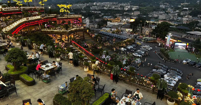 Khám phá nhà hàng lẩu lớn nhất thế giới tại thành phố Trùng Khánh