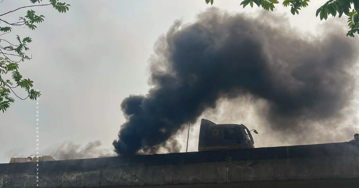 xe đầu kéo bốc cháy.