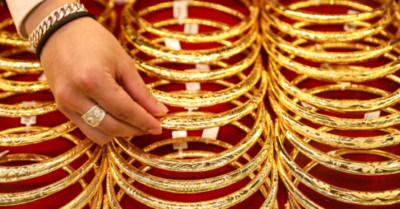 Giá vàng hôm nay: Vàng SJC và thế giới cùng lao dốc trước sức ép từ USD