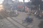 Nam thanh niên thoát chết khi xe máy bị tàu hỏa hất văng