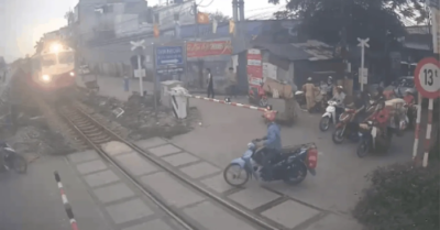 Nam thanh niên thoát chết khi xe máy bị tàu hỏa hất văng