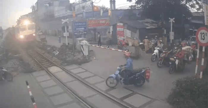 Nam thanh niên thoát chết khi xe máy bị tàu hỏa hất văng