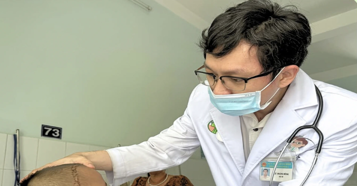 Bé trai bốn tuổi bị viên đạn ná bắn chim găm vào sọ