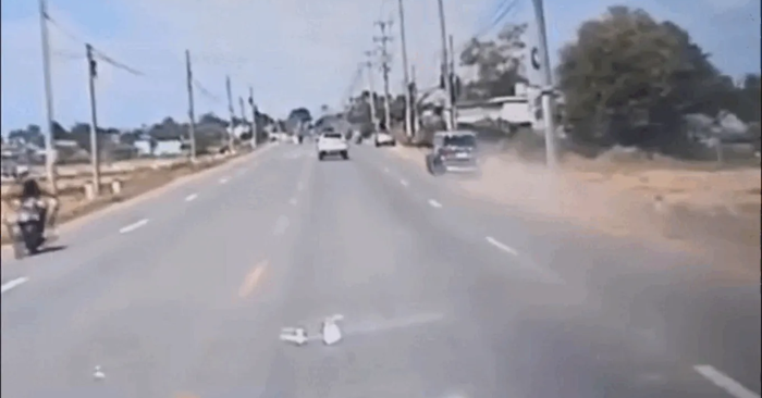 Tài xế đột quỵ khiến ô tô lật nhào trên quốc lộ 55 tại TPHCM