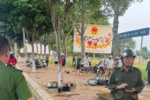 Xe máy chở ba tông vào gốc cây tại Đắk Lắk làm hai người tử vong