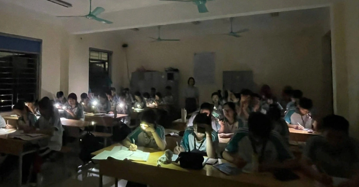 Bầu trời Thái Nguyên tối đen như mực lúc 7 giờ sáng ngày 17 tháng 4