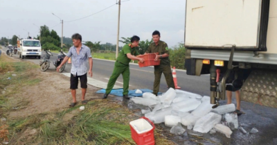 Xe tải chở tôm lật tại Gia Lai được người dân và công an hỗ trợ