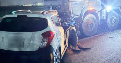 Hà Nội: Xe con biến dạng sau va chạm xe ben, nỗ lực giải cứu người phụ nữ mắc kẹt