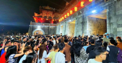 Hàng nghìn người đổ về cố đô Huế trong dịp lễ giỗ Tổ