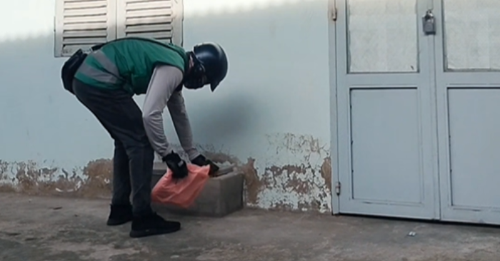 Shipper giao hàng và câu chuyện về lòng tin trong đời sống đô thị Việt Nam