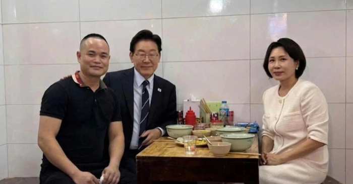 Tổng thống Hàn Quốc trải nghiệm phở và cơm rang tại phố cổ Hà Nội