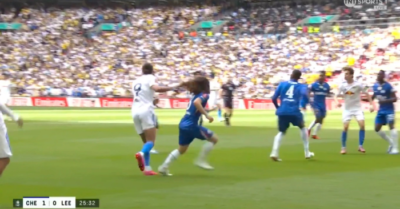 Giật tóc đối thủ gây tranh cãi về tính nhất quán trọng tài tại Wembley