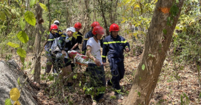 Cứu hộ băng rừng giải cứu nữ du khách Trung Quốc gãy chân khi leo núi Dinh