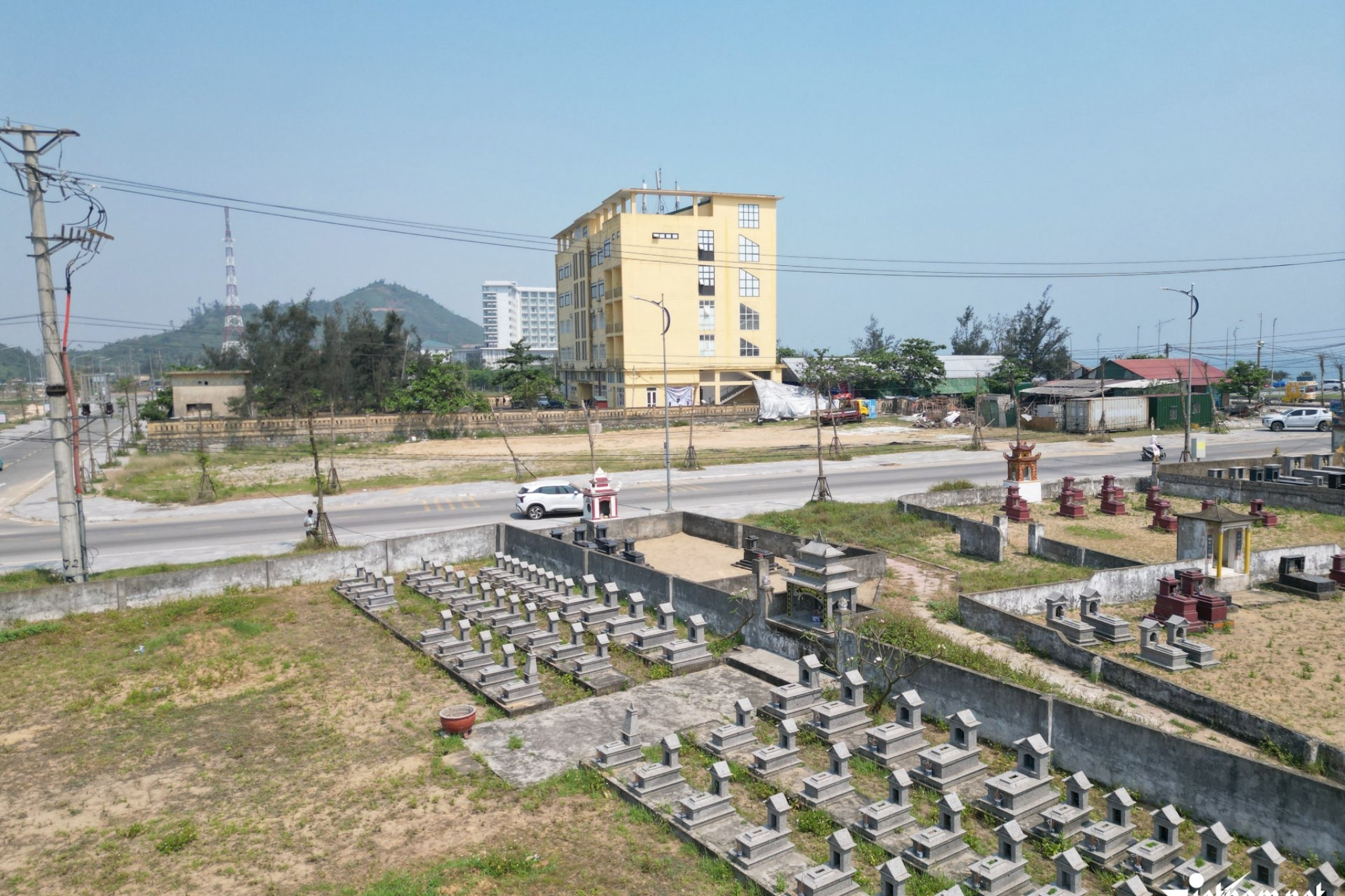 di dời 4.000 ngôi mộ