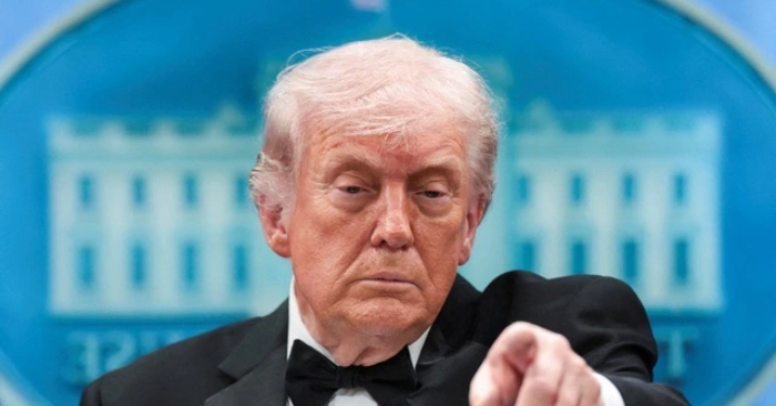 Tổng thống DonaId Trump cân nhắc kéo dài phong tỏa Iran