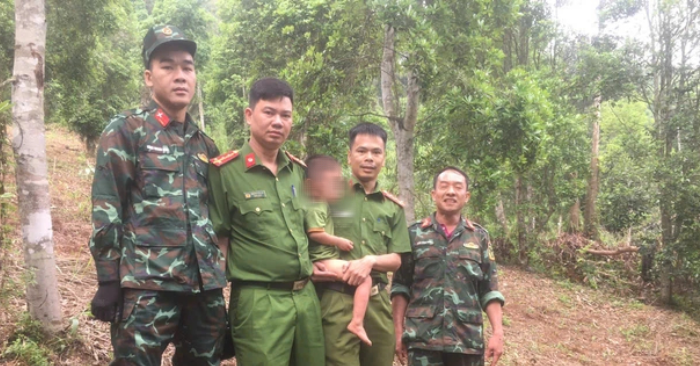 Cháu bé 3 tuổi lạc trong rừng được tìm thấy sau 18 giờ