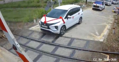 Xe đám cưới vượt gác chắn kẹt sát đường ray khi tàu đến