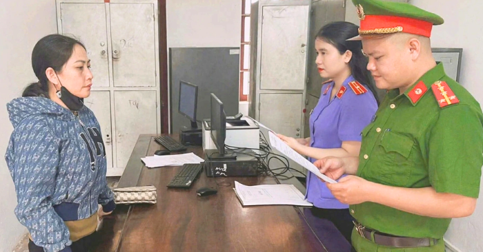 Hai mẹ con cùng bị khởi tố vì cầm cố xe mượn