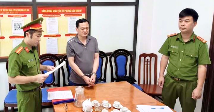 Nguyên cán bộ ủy ban kiểm tra lừa chạy việc