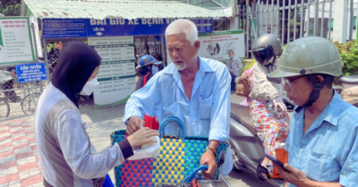 Người bán vé số ở TP HCM “trả ơn đời” bằng phát cơm miễn phí