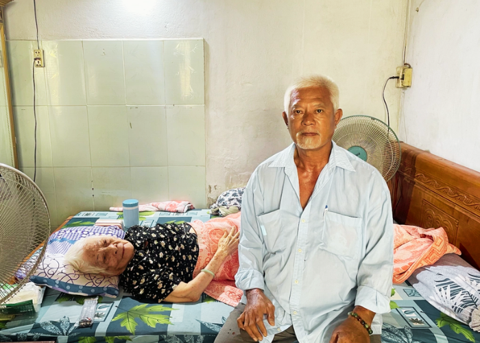 Người bán vé số ở TP HCM "trả ơn đời" bằng phát cơm miễn phí