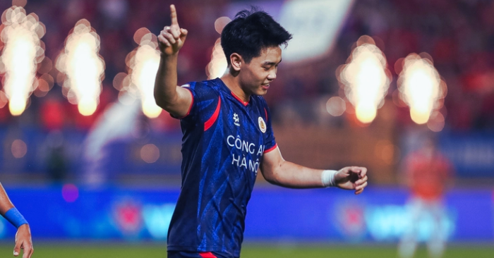 Tối 26/4 tại Hà Nội, Nguyễn Đình Bắc ghi ba bàn giúp CAHN thắng SLNA 4-2, khiến HLV Văn Sỹ Sơn hài lòng trước sự tiến bộ của tiền đạo trẻ tài năng.