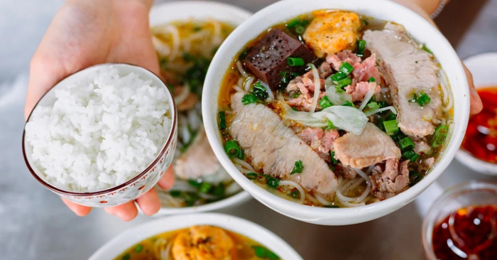 Bún bò Huế ăn với cơm nguội: Nét khẩu vị gây tranh luận