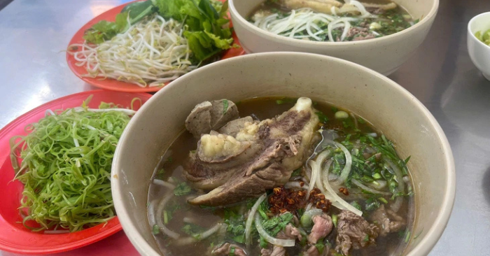 Bún bò Huế ăn với cơm nguội: Nét khẩu vị gây tranh luận