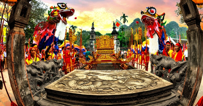 Cặp long sàng đền thờ cổ và bí ẩn cánh tay người