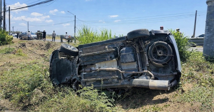 Ô tô lật xuống ruộng ở quốc lộ 55, bốn người mắc kẹt