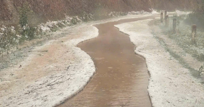 Mưa đá phủ trắng mặt đất tại Điện Biên, nhiều nhà dân bị tốc mái