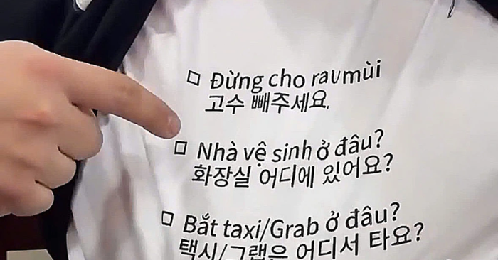 Khách hàn quốc mặc áo phiên dịch khi đi du lịch việt nam