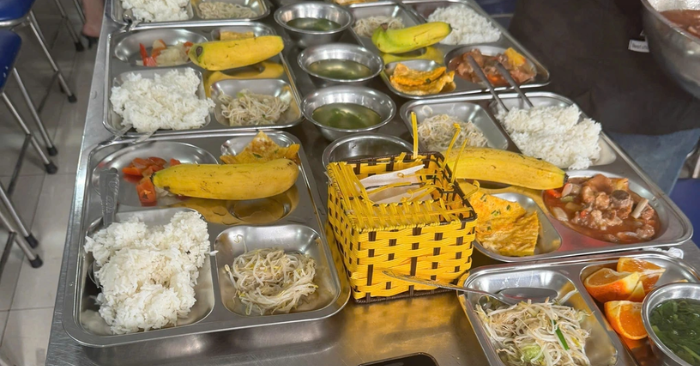 Bữa ăn bán trú: Phụ huynh Hà Nội tự giám sát bếp ăn trường học