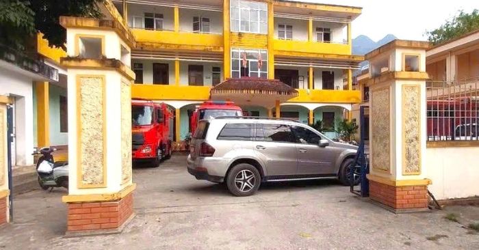 Khởi tố người đàn ông đỗ xe chặn cổng trạm cảnh sát giao thông