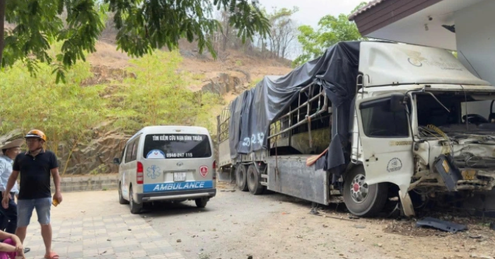 Tai nạn xe tải lao xuống văn phòng làm ba người chết