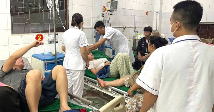 Ngộ độc rau rừng khiến ba người trong một gia đình nhập viện