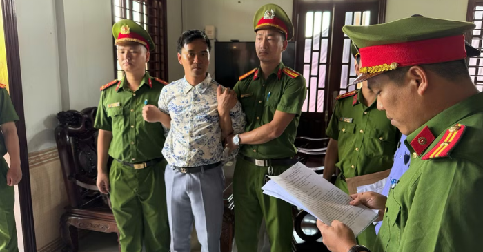 Bắt giam Mai Hoàng vì xúc phạm chính quyền và bạo hành mẹ