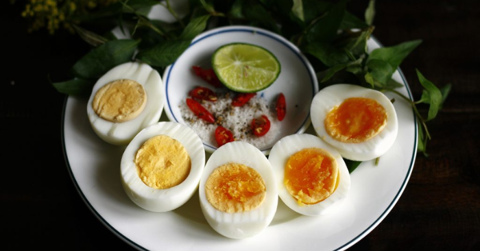 Điều gì xảy ra khi ăn trứng sống?