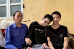 Vợ chồng nghèo nhọc nhằn nuôi hai con trai bị khuyết tật