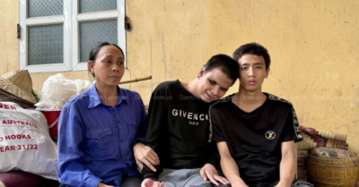 Vợ chồng nghèo nhọc nhằn nuôi hai con trai bị khuyết tật