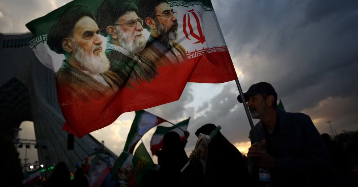 Iran đe dọa đáp trả quân sự Mỹ và phong tỏa eo biển