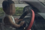 Hà Nội: Nữ tài xế để trẻ em cầm vô lăng gây xôn xao
