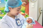 Cấp cứu bé sơ sinh 11 ngày tuổi trên cao tốc Pháp Vân
