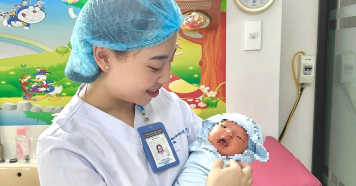Cấp cứu bé sơ sinh 11 ngày tuổi trên cao tốc Pháp Vân