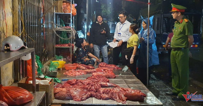 Hà Nội xử phạt gần 30 triệu đồng các điểm bán thịt bò trên vỉa hè
