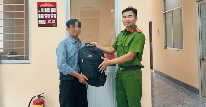 Trả lại tài sản: Một người dân Tây Ninh trả lại vàng và tiền mặt