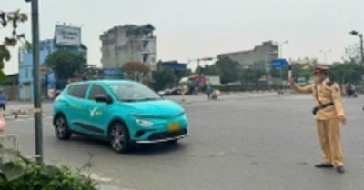 Tài xế xe tải liều lĩnh vượt rào chắn đường sắt tại Thanh Hóa